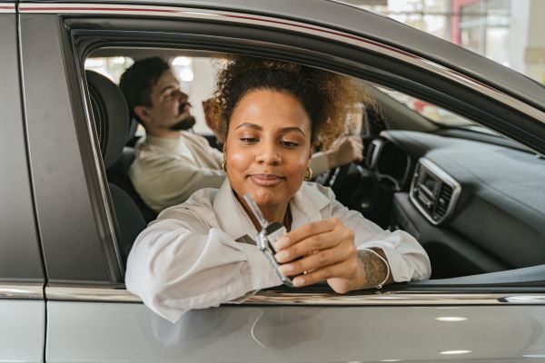 Louez votre voiture de tourisme ou d’utilitaire avec VEO Location