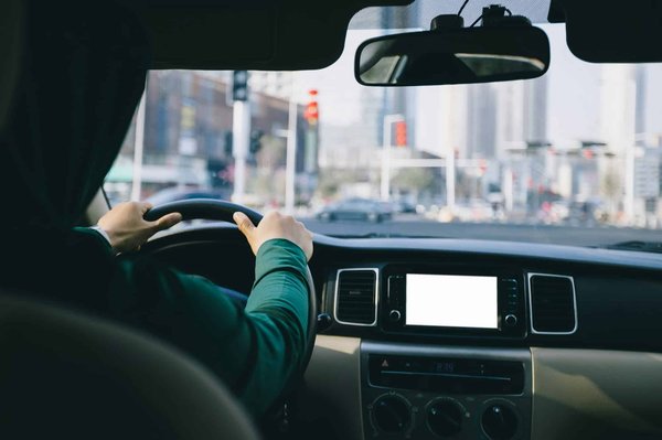 Maîtrisez la conduite hivernale avec le stage sur route glissante